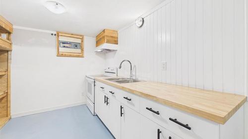912 8Th Street, Cranbrook, BC - Indoor Photo Showing Kitchen With Double Sink