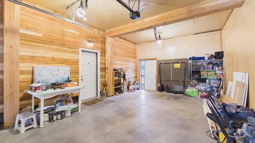 912 8Th Street, Cranbrook, BC - Indoor Photo Showing Garage