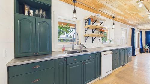 912 8Th Street, Cranbrook, BC - Indoor Photo Showing Kitchen With Double Sink