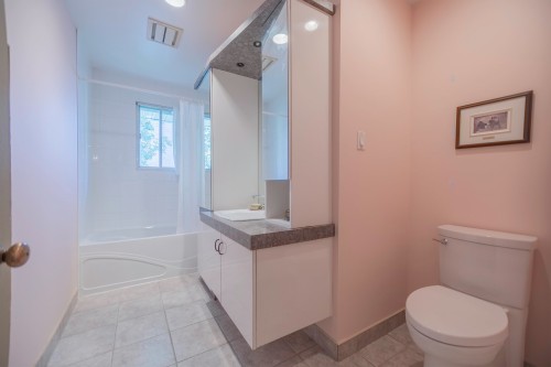 Salle de bains - 242 Av. De Sanford, Saint-Lambert, QC - Indoor Photo Showing Bathroom