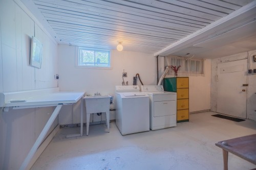 Salle de lavage - 242 Av. De Sanford, Saint-Lambert, QC - Indoor Photo Showing Laundry Room