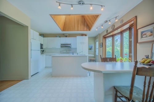 Cuisine - 242 Av. De Sanford, Saint-Lambert, QC - Indoor Photo Showing Kitchen