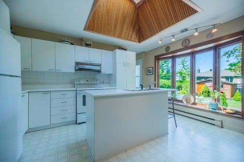 Cuisine - 242 Av. De Sanford, Saint-Lambert, QC - Indoor Photo Showing Kitchen