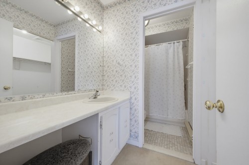 Salle de bains attenante à la CCP - 44-555 Montrose Drive, Beaconsfield, QC - Indoor Photo Showing Bathroom