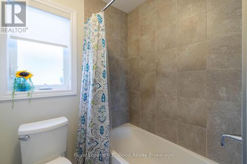 Main floor 4 pc bath - 87 Irving Drive, Norwich (Norwich Town), ON - Indoor Photo Showing Bathroom