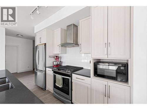 4380 Lakeshore Road Unit# 206, Kelowna, BC - Indoor Photo Showing Kitchen With Double Sink With Upgraded Kitchen
