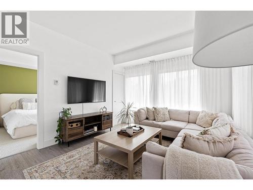 4380 Lakeshore Road Unit# 206, Kelowna, BC - Indoor Photo Showing Living Room