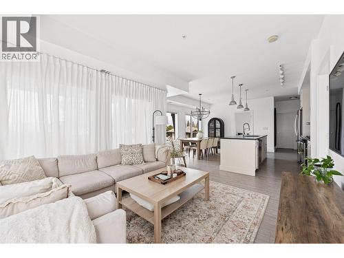 4380 Lakeshore Road Unit# 206, Kelowna, BC - Indoor Photo Showing Living Room