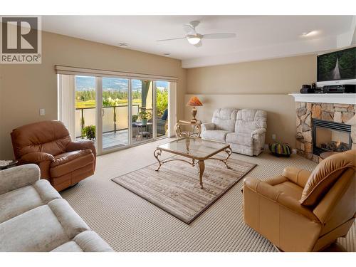 2455 Quail Ridge Boulevard Unit# 111, Kelowna, BC - Indoor Photo Showing Living Room With Fireplace