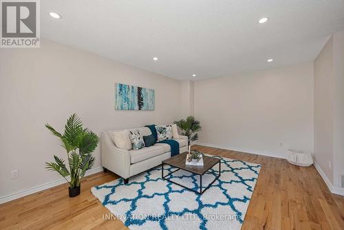 33 Exeter Drive, Ottawa, ON - Indoor Photo Showing Living Room
