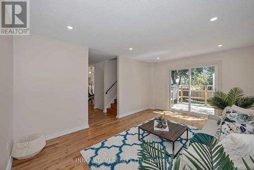 33 Exeter Drive, Ottawa, ON - Indoor Photo Showing Living Room