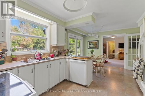 865 Meadow Wood Road, Mississauga, ON - Indoor Photo Showing Kitchen With Double Sink
