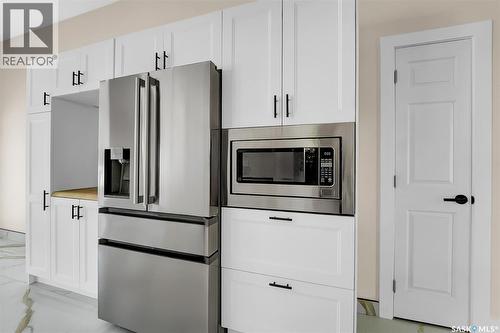303 Haslam Crescent, Saskatoon, SK - Indoor Photo Showing Kitchen With Stainless Steel Kitchen
