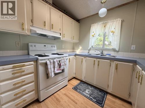 10 2155 Commodore Crescent, Williams Lake, BC - Indoor Photo Showing Kitchen With Double Sink