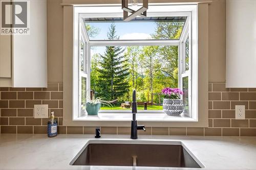 39 Elkview Drive, Fernie, BC - Indoor Photo Showing Kitchen