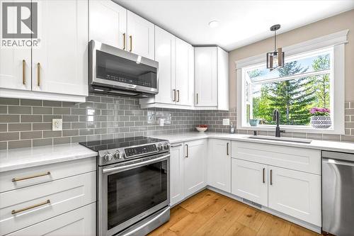39 Elkview Drive, Fernie, BC - Indoor Photo Showing Kitchen With Upgraded Kitchen