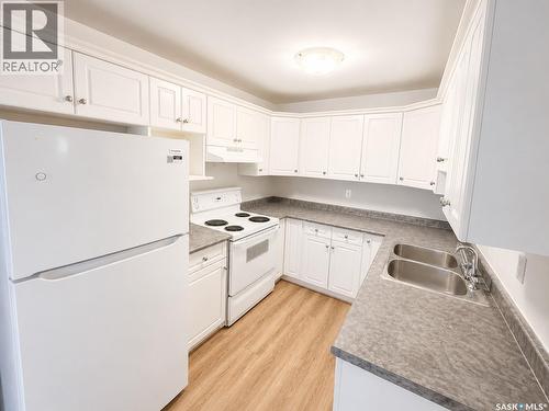 19 Cooper Crescent, Regina, SK - Indoor Photo Showing Kitchen With Double Sink