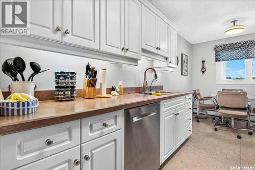 17 4505 Rae Street, Regina, SK - Indoor Photo Showing Kitchen With Double Sink