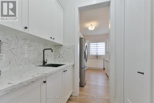 108 Pine Hill Crescent E, Aurora, ON - Indoor Photo Showing Kitchen