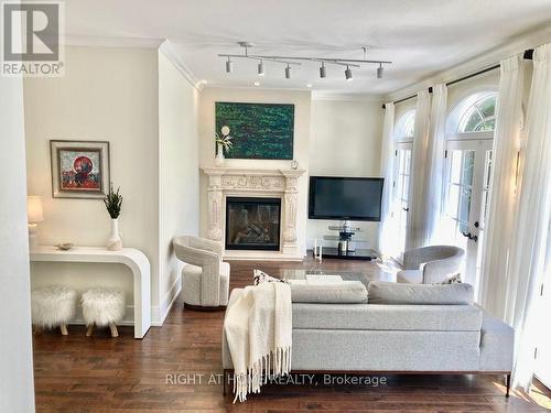 471 Country Club Crescent, Mississauga, ON - Indoor Photo Showing Living Room With Fireplace