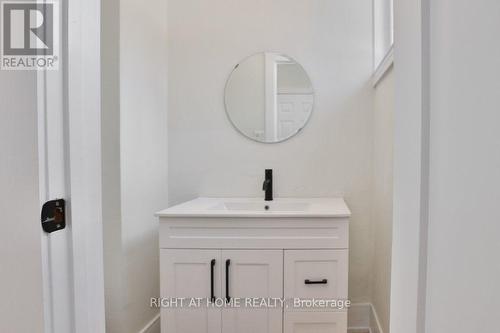 471 Country Club Crescent, Mississauga, ON - Indoor Photo Showing Bathroom