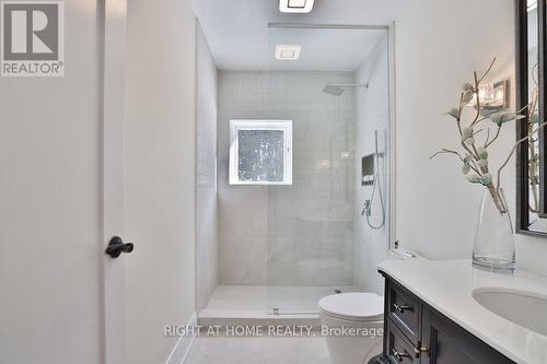 471 Country Club Crescent, Mississauga, ON - Indoor Photo Showing Bathroom