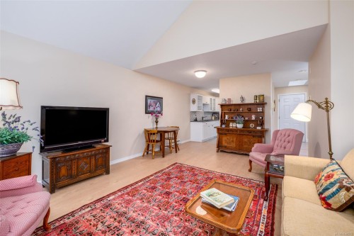 #403-275 First St, Duncan, BC - Indoor Photo Showing Living Room