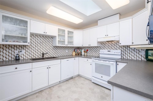#403-275 First St, Duncan, BC - Indoor Photo Showing Kitchen With Double Sink