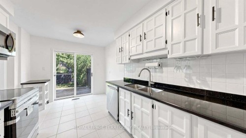 #64-95 Confederation Way, Markham, ON - Indoor Photo Showing Kitchen With Double Sink With Upgraded Kitchen