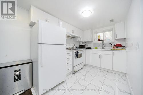 7582 Discus Crescent, Mississauga, ON - Indoor Photo Showing Kitchen