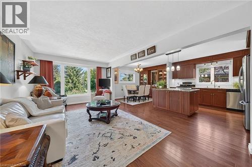 8399 Dickenson Road E, Mount Hope, ON - Indoor Photo Showing Living Room
