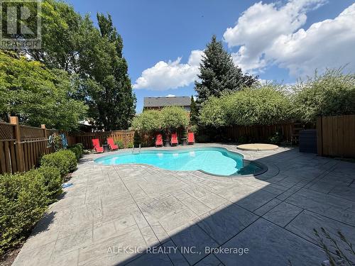 33 Hillpath Crescent, Brampton, ON - Outdoor With In Ground Pool With Backyard