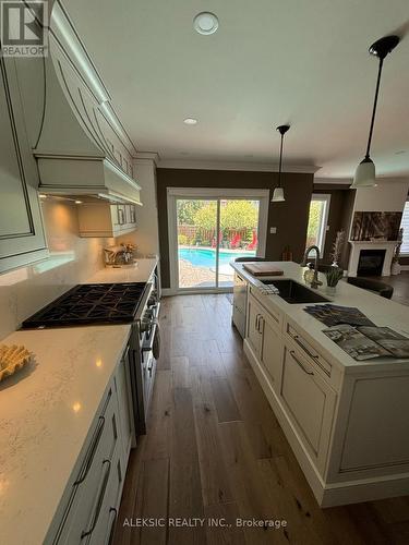33 Hillpath Crescent, Brampton, ON - Indoor Photo Showing Kitchen