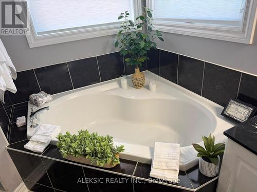 33 Hillpath Crescent, Brampton, ON - Indoor Photo Showing Bathroom
