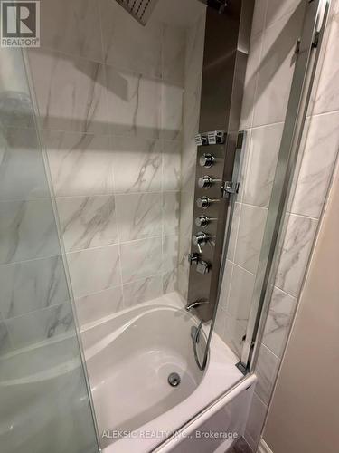 33 Hillpath Crescent, Brampton, ON - Indoor Photo Showing Bathroom