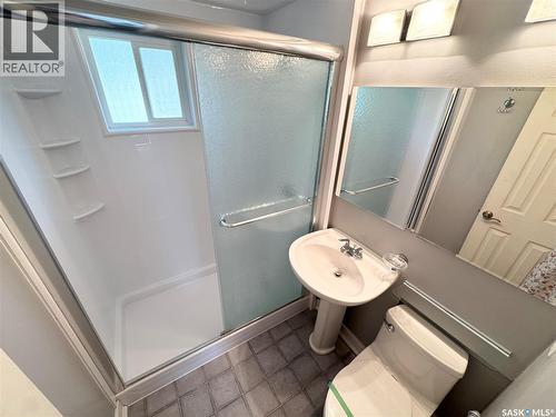 4006 4Th Avenue, Regina, SK - Indoor Photo Showing Bathroom