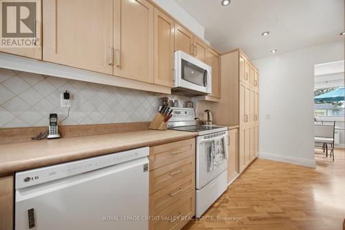 10 Gladstone Square, Brampton, ON - Indoor Photo Showing Kitchen