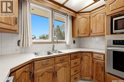 39 Hayes Crescent, Regina, SK - Indoor Photo Showing Kitchen With Double Sink