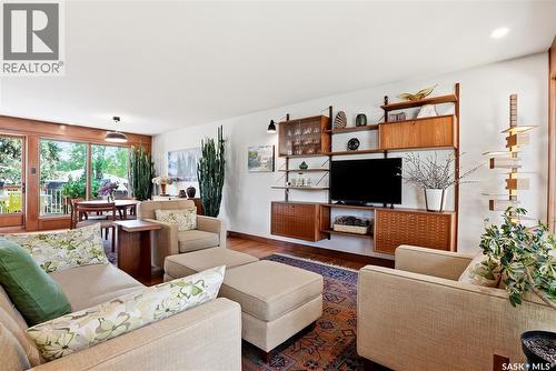 727 Tobin Terrace, Saskatoon, SK - Indoor Photo Showing Living Room