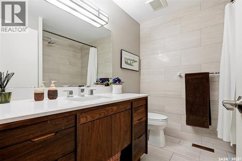 727 Tobin Terrace, Saskatoon, SK - Indoor Photo Showing Bathroom