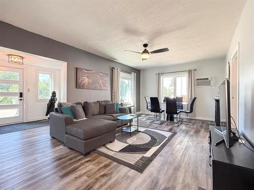 604 3Rd Avenue, Reston, MB - Indoor Photo Showing Living Room