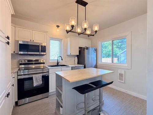 604 3Rd Avenue, Reston, MB - Indoor Photo Showing Kitchen With Double Sink With Upgraded Kitchen