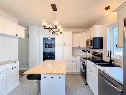 604 3Rd Avenue, Reston, MB - Indoor Photo Showing Kitchen With Double Sink