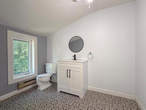 604 3Rd Avenue, Reston, MB - Indoor Photo Showing Bathroom