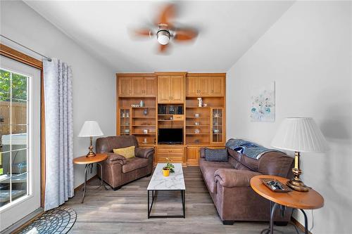 202 Second Street E, Landmark, MB - Indoor Photo Showing Living Room