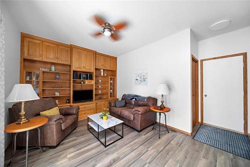 202 Second Street E, Landmark, MB - Indoor Photo Showing Living Room