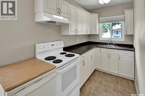 49-51 Carleton Drive, Saskatoon, SK - Indoor Photo Showing Kitchen