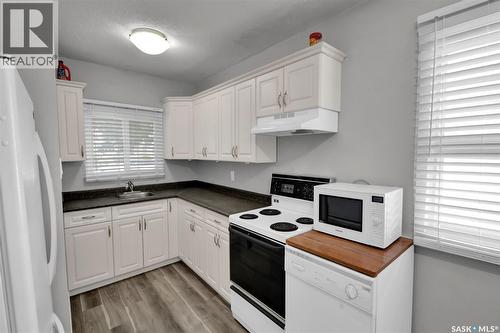 49-51 Carleton Drive, Saskatoon, SK - Indoor Photo Showing Kitchen