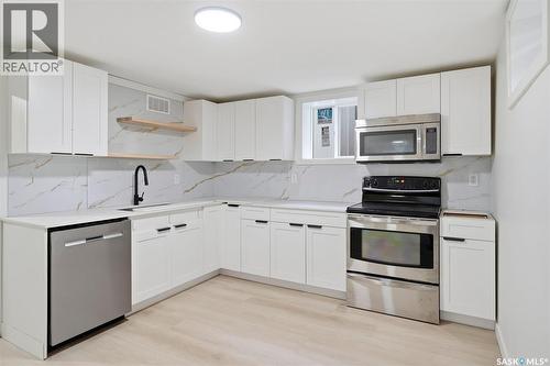 1310 B Avenue N, Saskatoon, SK - Indoor Photo Showing Kitchen