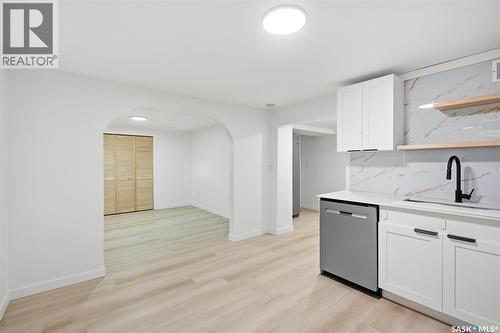 1310 B Avenue N, Saskatoon, SK - Indoor Photo Showing Kitchen